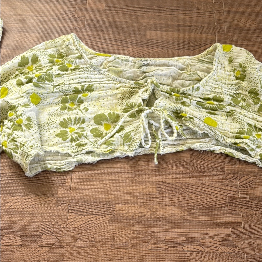 URBAN OUTFITTERS GREEN AND WHITE FLOWY CROPPED TOP SIZE SMALL